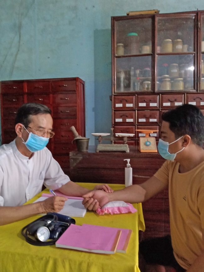 Lương y Dương Văn Thạnh- Phó Chủ tịch Hội Đông y huyện Long Hồ- đang khám bệnh và tư vấn cho một ca bệnh “khó nói”.