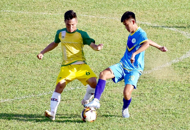 Pha tranh bóng trong trận Vĩnh Long (bên trái) thắng Trà Vinh 12-0.