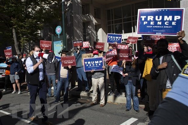 Những người ủng hộ Tổng thống Mỹ Donald Trump biểu tình tại thành phố Philadelphia, bang Pennsylvania ngày 5/11/2020. (Ảnh: AFP/TTXVN)