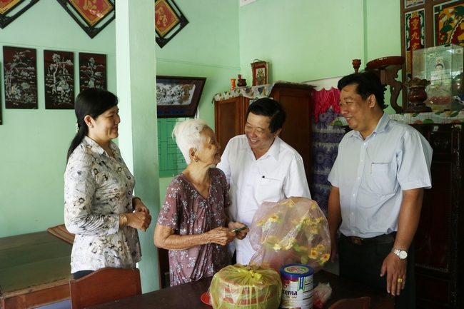 Ông Bùi Văn Nghiêm thăm hỏi tặng quà cho gia đình chính sách
