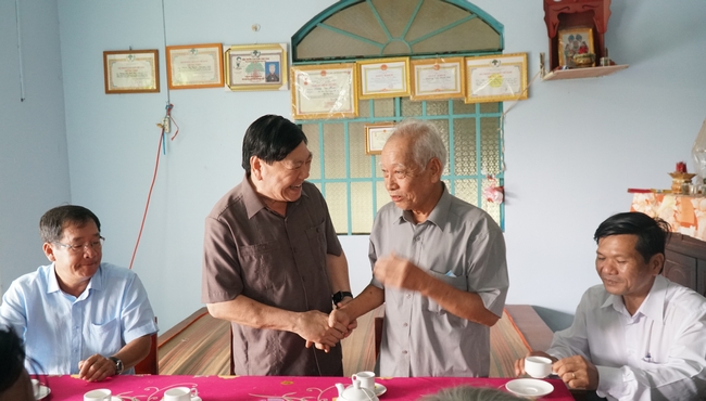 Bí thư Tỉnh ủy- Trần Văn Rón thăm các gia đình chính  ở xã Nhơn Bình.