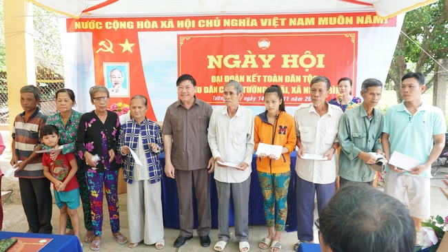 Bí thư Tỉnh ủy- Trần Văn Rón trao quà cho các hộ có hoàn cảnh đặc biệt khó khăn trong xã.