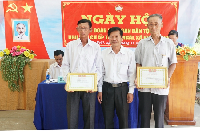Bí thư Đảng ủy xã Nhơn Bình- Phạm Văn Thật trao giấy khen cho tập thể có thành tích trong năm 2020.