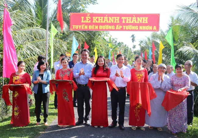 Chủ tịch UBND tỉnh- Lữ Quang Ngời cùng các lãnh đạo tỉnh, địa phương cắt băng khánh thành tuyến đèn đường ấp Tường Nhơn A.