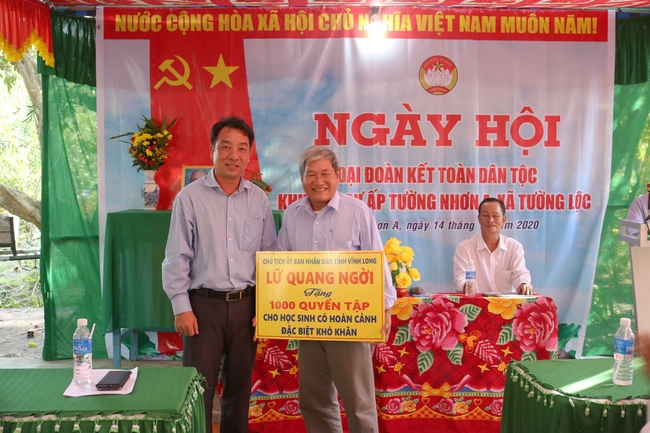 Ông Lữ Quang Ngời- Chủ tịch UBND tỉnh tặng 1000 quyển tập cho học sinh có hoàn cảnh đặc biệt khó khăn trong ấp Tường Nhơn A.