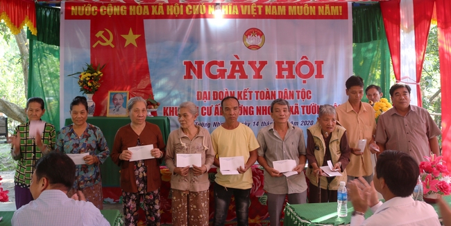 Ông Trần Thanh Lâm- Phó Chủ tịch UBMMTQ Việt Nam tỉnh trao tặng 10 phần quà cho hộ nghèo trên địa bàn xã Tường Lộc.