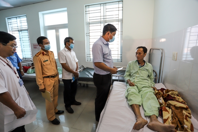 Ông Trần Quốc Hợp- Giám đốc Sở Giao thông vận tải thăm hỏi, động viên bệnh nhân bị tai nạn giao thông đang điều trị tại bệnh viện.