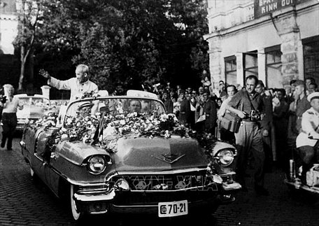 Nhân dân Thủ đô Sofia nồng nhiệt chào mừng Chủ tịch Hồ Chí Minh thăm hữu nghị chính thức Bulgaria, tháng 8/1957. Ảnh: Tư liệu/TTXVN phát