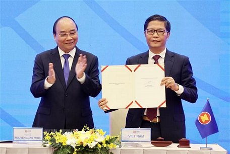 Thủ tướng Nguyễn Xuân Phúc, Chủ tịch ASEAN 2020, chứng kiến Lễ ký Hiệp định Đối tác Kinh tế Toàn diện Khu vực RCEP. (Ảnh: Thống Nhất/TTXVN)