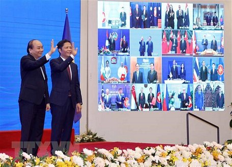 Thủ tướng Nguyễn Xuân Phúc, Chủ tịch ASEAN 2020, và Bộ trưởng Bộ Công Thương Trần Tuấn Anh và các nước tham dự lễ ký. (Ảnh: Thống Nhất/TTXVN)