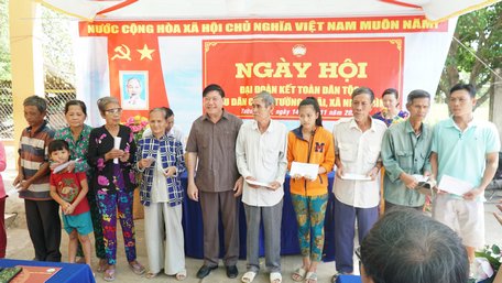 Bí thư Tỉnh ủy Vĩnh Long Trần Văn Rón trao quà cho hộ nghèo ở xã Nhơn Bình (Trà Ôn) nhân ngày hội Đại đoàn kết toàn dân tộc.