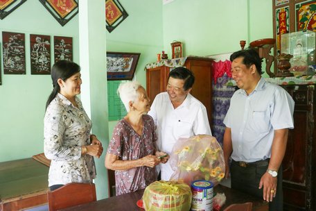 Ông Bùi Văn Nghiêm- Phó Bí thư Thường trực Tỉnh ủy, Chủ tịch HĐND tỉnh- thăm hỏi tặng quà cho hộ gia đình chính sách tại ấp Phú Mỹ 2 (xã Đồng Phú- Long Hồ).
