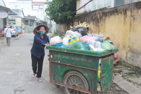 Cô Cẩm Manh thu gom rác tận nhà ở “mười mấy đường nhỏ” thuộc khóm 5.