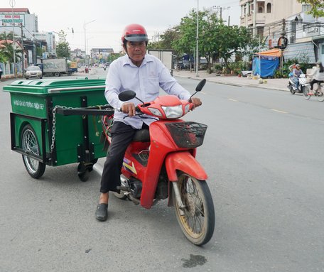 Chú Hương với “đồ nghề” đi thu gom rác tận nhà.