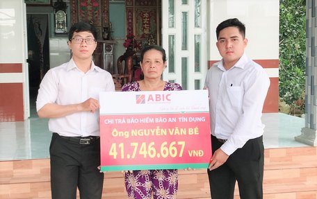 Đại diện Agribank Phòng Giao dịch Song Phú và ABIC Cần Thơ- Phòng Kinh doanh khu vực Vĩnh Long trao biểu trưng cho gia đình khách hàng.