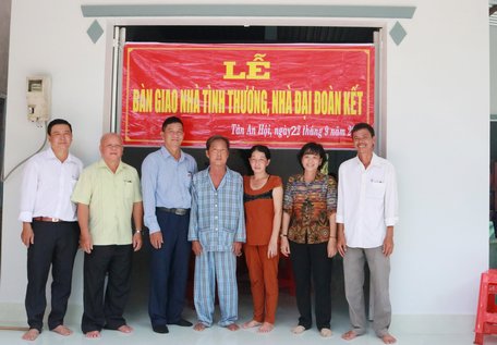 Từ nguồn quỹ “Vì người nghèo”, MTTQ huyện Mang Thít đã xây cất, sửa chữa nhà đại đoàn kết, đem niềm vui đến cho người nghèo.