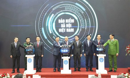 Thủ tướng Nguyễn Xuân Phúc cùng lãnh đạo các bộ, ngành và BHXH Việt Nam thực hiện nghi thức công bố ứng dụng VssID- BHXH số.Ảnh: baohiemxahoi.gov.vn