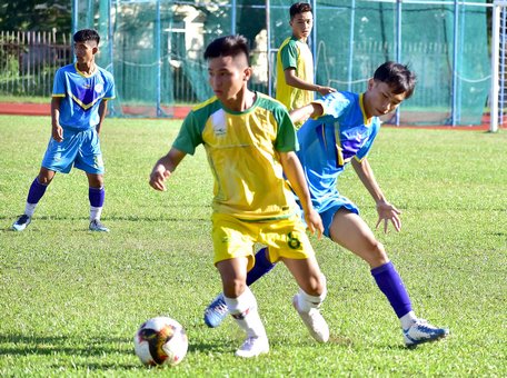 Giải Bóng đá Đại hội Thể thao ĐBSCL được xem là bước “diễn tập” của các VĐV trẻ Vĩnh Long (áo sáng màu) chuẩn bị tham dự Giải Bóng đá U.21 quốc gia lần thứ 24- 2020.