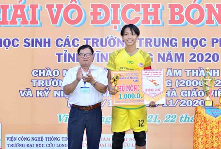 Nguyễn Hoàng Vĩnh Khang (12, Lưu Văn Liệt) nhận giải thủ môn xuất sắc.