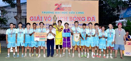  Đội bóng Trường THPT Lưu Văn Liệt (TP Vĩnh Long) nhận giải thưởng vô địch.