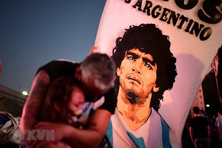 Người hâm mộ bày tỏ niềm tiếc thương trước sự ra đi của huyền thoại bóng đá Diego Maradona, tại Buenos Aires, Argentina ngày 25/11/2020 (Ảnh: AFP/TTXVN)