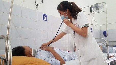 Một bệnh nhân bị bệnh Whitmore đang được điều trị tại khoa bệnh nhiệt đới Bệnh viện Trung ương Huế - Ảnh: NHẬT LINH