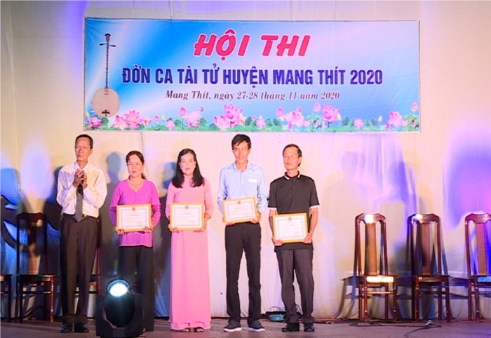 Ông Lê Thành Phương- Phó Chủ tịch UBND huyện Mang Thít- trao giải tại hội thi.