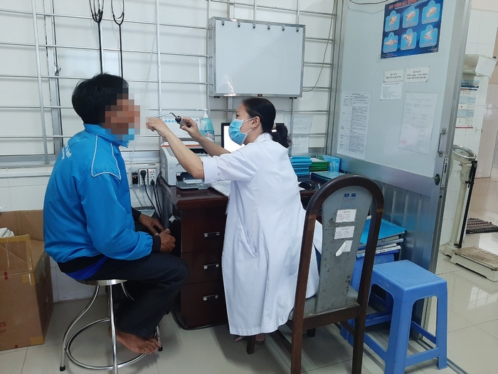  Tại Phòng khám Ngoại trú Bệnh viện Đa khoa tỉnh Vĩnh Long, những người nhiễm HIV đến khám hàng tháng và điều trị bằng thuốc ARV- loại thuốc kháng HIV.