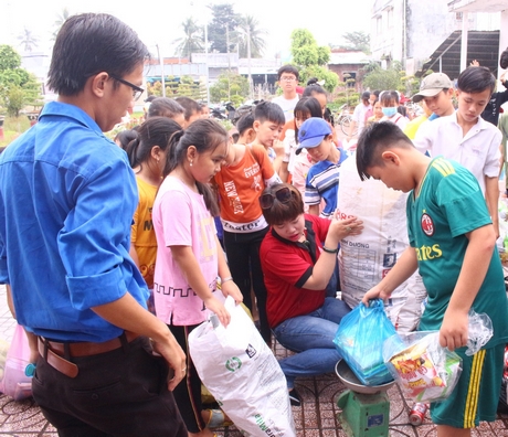 Đông đảo học sinh đến UBND xã Chánh An để đổi rác thải nhựa lấy quà.