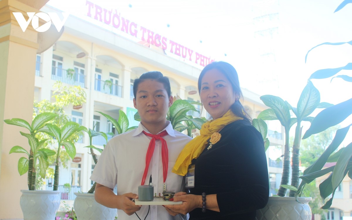 Bà Hoàng Ngọc Lan, Hiệu trưởng trường THCS Thụy Phương chụp ảnh cùng học sinh Nguyễn Đức Khánh - cậu bé sáng tạo chiếc máy thu phát khuếch đại âm thanh từ vật liệu tái chế.
