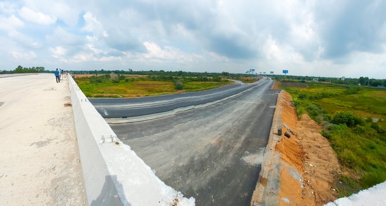  Nút giao Thân Cửu Nghĩa- nơi giao nhau giữa điểm cuối cao tốc TP Hồ Chí Minh - Trung Lương đã đạt hơn 80% khối lượng thi công.