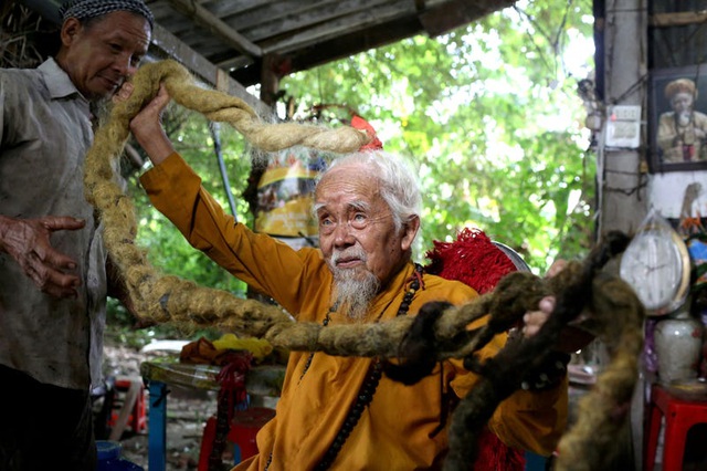 Cụ ông 92 tuổi người Việt Nam - Nguyễn Văn Chiến có mái tóc dài 5 mét. Chia sẻ với phóng viên, ông cho biết đã không cắt, không gội, không chải tóc trong suốt gần 80 năm qua.