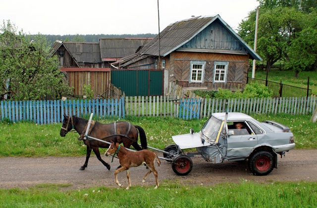  Một chiếc xe hơi cũ được chế tạo lại thành xe ngựa kéo ở Belarus.