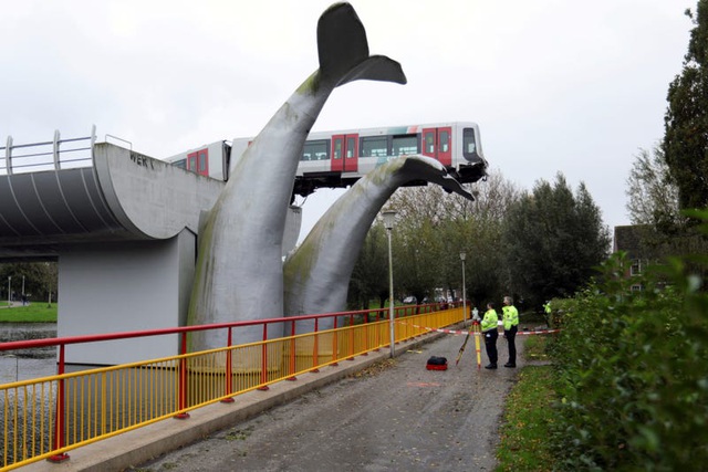 Những đuôi cá voi này là tác phẩm nghệ thuật nằm ở ngoại ô Rotterdam, Hà Lan, đuôi cá đã 