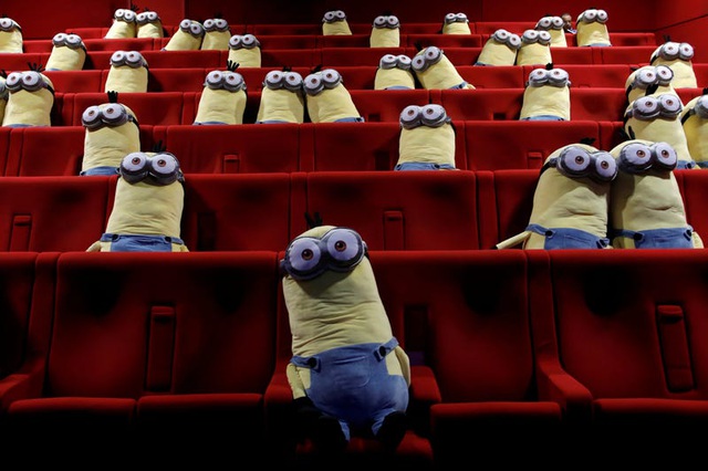 Tại một rạp chiếu phim ở Pháp, người ta đã xếp những nhân vật minion nhồi bông này xen kẽ giữa các ghế ngồi để đảm bảo việc thực hiện giãn cách xã hội.