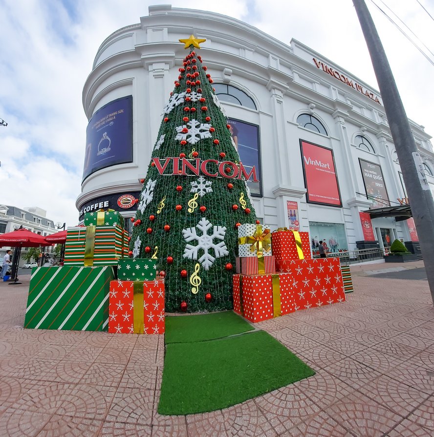 Ngập tràn không khí Giáng sinh với cây thông “khổng lồ” trước cổng vào Vincom Plaza (Phường 4)