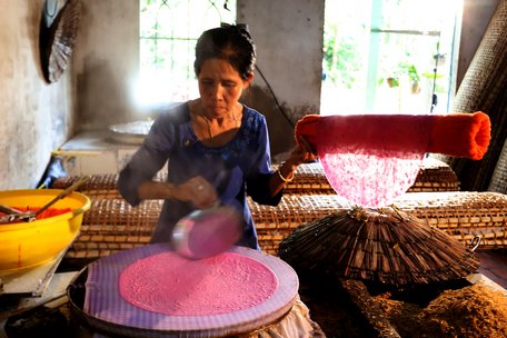 Bà Trần Thị Thúy Liễu tráng bánh từ nguyên liệu thanh long ruột đỏ.