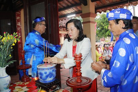 Bà Trương Thanh Nhuận- Giám đốc Sở GD- ĐT làm trưởng đoàn đã thắp hương tại Văn Thánh Miếu.
