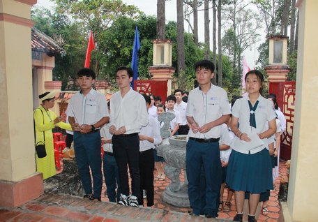 Học sinh thắp hương kính viếng thầy Chu Văn An.
