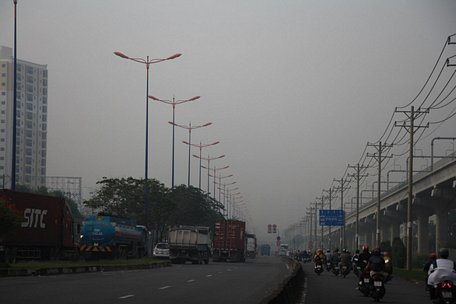 Bầu trời TP.HCM vào sáng sớm có sương mù bao phủ - Ảnh: KIM ÚT