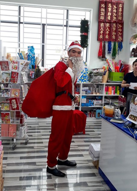 “Ông già Noel” với túi quà đầy ắp, tất bật giao quà đúng giờ hẹn cho các bé.