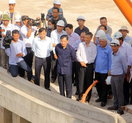 Bộ trưởng Bộ Nông nghiệp- PTNT- Nguyễn Xuân Cường (áo sẫm, hàng đầu) chỉ đạo công tác ứng phó hạn- mặn mùa khô 2019- 2020 tại ĐBSCL.