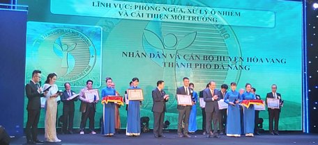 Ban tổ chức trao giải thưởng Môi trường Việt Nam cho các tổ chức, cá nhân.