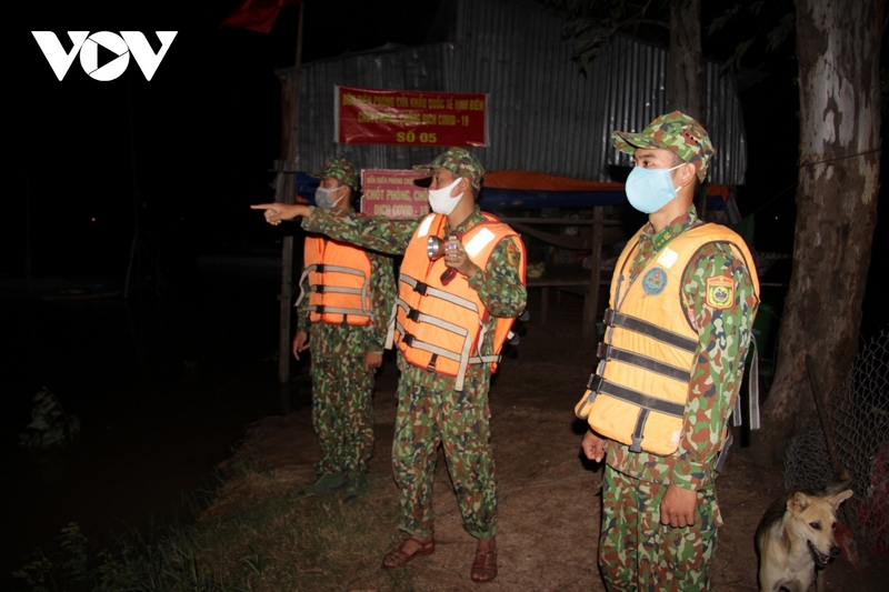 Các cán bộ chiến sĩ ở An Giang thực hiện nhiệm vụ tuần tra kiểm soát không để tình trạng xâm nhập trái phép vào địa bàn.