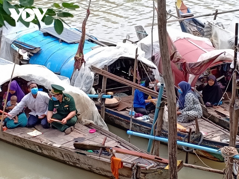 Đồn Biên phòng Nhơn Hội đến các thuyền của đồng bào dân tộc Chăm thuộc xã Nhơn Hội, huyện An Phú, tỉnh An Giang để tuyên truyền phòng dịch.