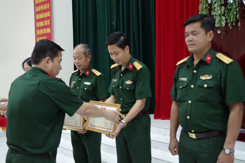 Đại tá Trần Minh Trang- Ủy viên Thường vụ Tỉnh ủy, Chỉ huy trưởng Bộ Chỉ huy Quân sự tỉnh tặng bằng khen của Quân khu 9 cho các tập thể, cá nhân hoàn thành tốt nhiệm vụ quân sự- quốc phòng địa phương.