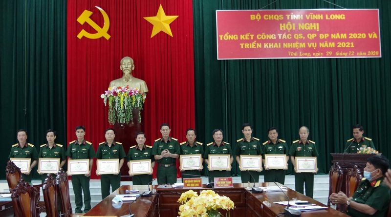 Đại tá Phạm Văn Khiêm- Tỉnh ủy viên, Chính ủy Bộ Chỉ huy Quân sự tỉnh tặng bằng khen của UBND tỉnh cho các tập thể, cá nhân hoàn thành tốt nhiệm vụ quân sự- quốc phòng địa phương.