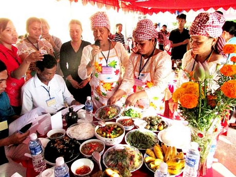 Có thể đưa văn hóa ẩm thực Khmer vào thực đơn tại các điểm du lịch.