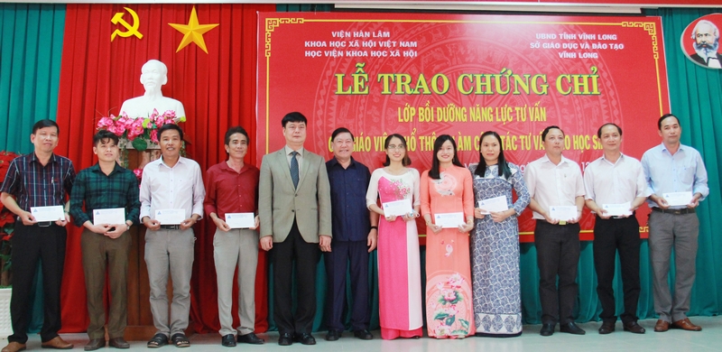 Bí thư Tỉnh ủy- Trần Văn Rón đến dự lễ trao chứng chỉ và khen thưởng học viên đạt thành tích cao.