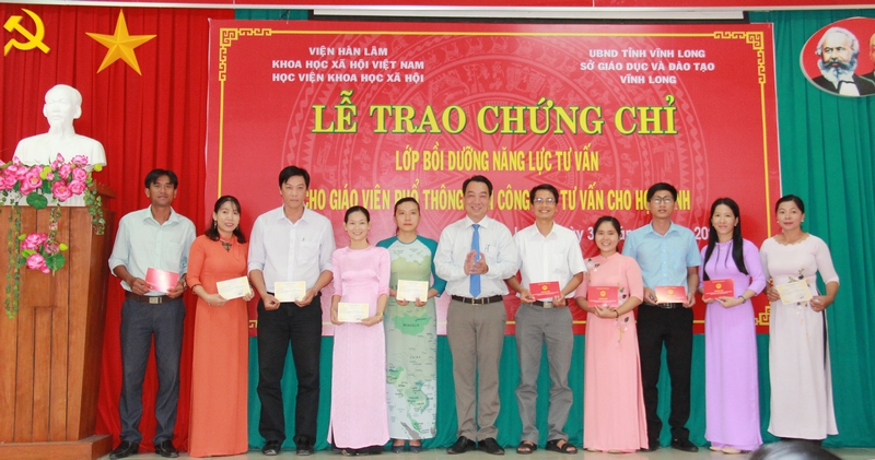 Ông Lữ Quang Ngời- Chủ tịch UBND tỉnh trao chứng chỉ cho học viên.